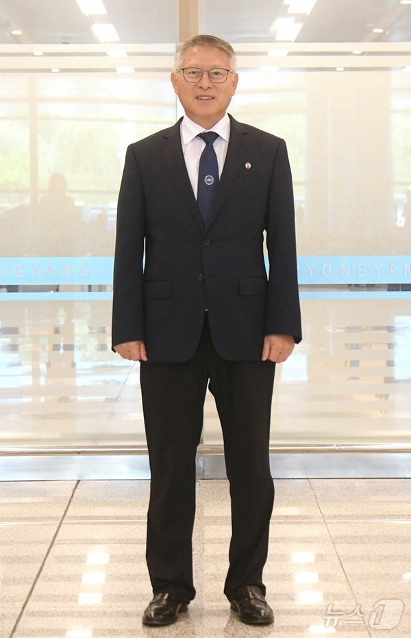 (평양 노동신문=뉴스1) = 9일 북한 노동당 기관지 노동신문은 제10차 국제무도경기대회 봉화채화행사에 참가하기 위해 국제무도경기위원회 위원장인 리용선 국제태권도연맹 총재가 8일 …