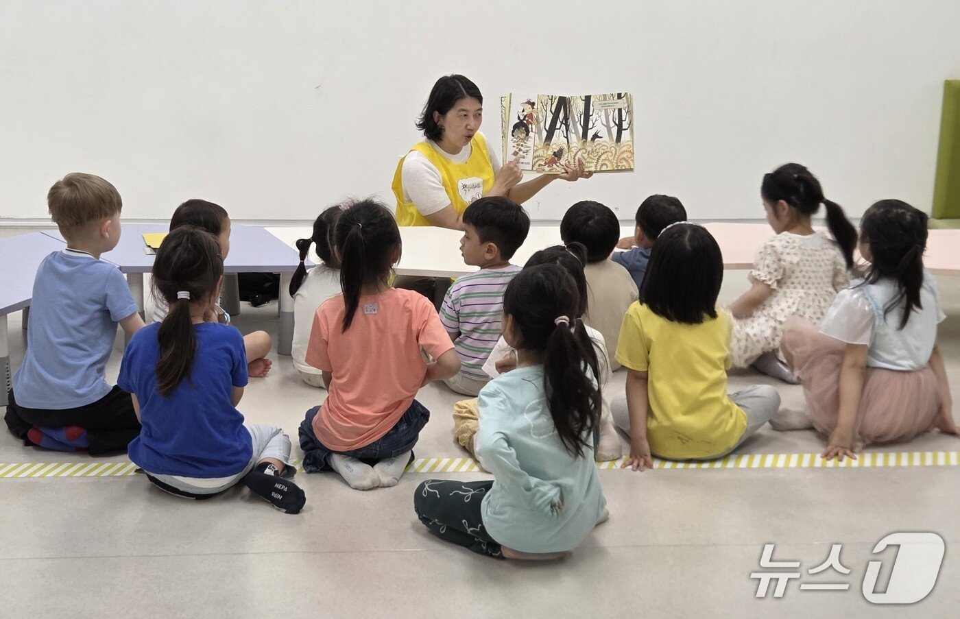 본문 이미지 -  경기도교육청과천도서관의 어린이 독서 프로그램에 참여한 어린이들이 책 이야기를 듣고 있다. (경기도교육청과천도서관 제공)