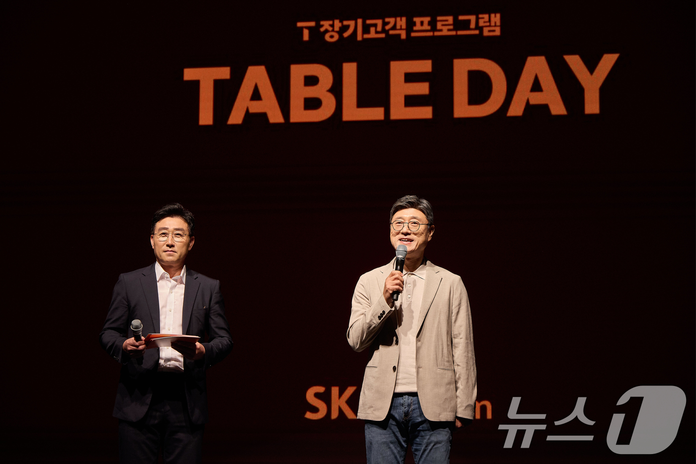 (서울=뉴스1) = SK텔레콤은 ‘T 장기고객 프로그램 테이블 데이’ 서울 행사를 장기고객들의 높은 호응 속에 성황리에 마무리했다고 9일 밝혔다. 사진은 정재헌 SKT CEO(오른 …