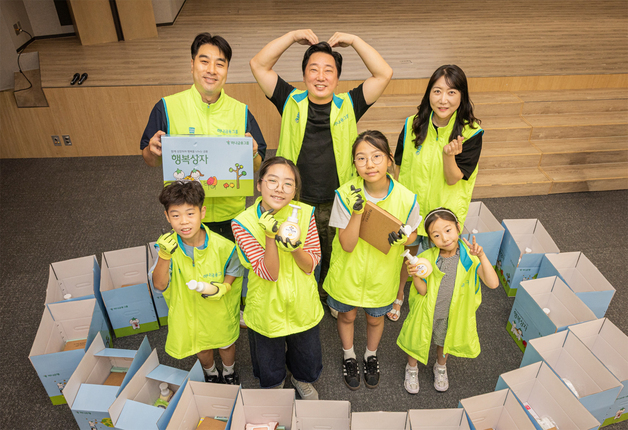 하나금융, 명동 소상공인 지원…'행복상자' 200개 전달