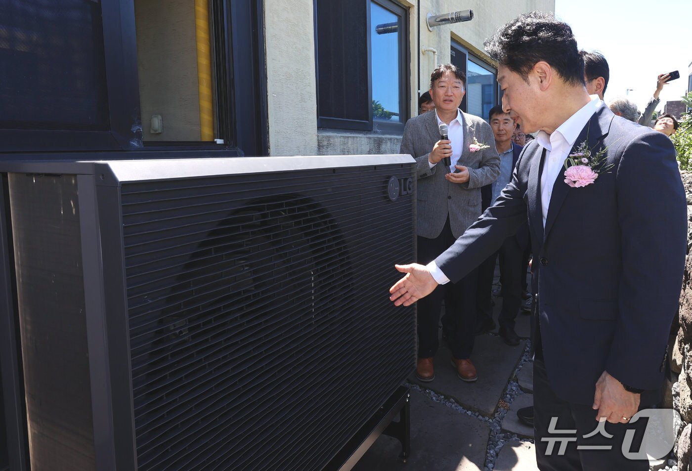 본문 이미지 - 지난달 31일 제주시 구릉동산길에 위치한 단독주택에서 열린 '히트펌프보급사업 공식 1호 현판식'에 참석한 기후에너지환경부 이호현 제2차관이 LG전자의 고효율 고성능 'LG 서마브이 히트펌프 보일러'를 살펴보고 있다.(LG전자 제공)