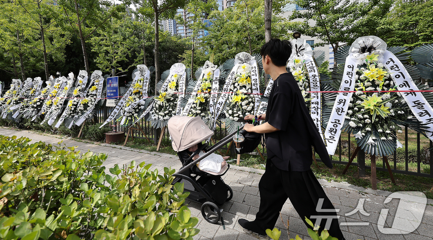 (서울=뉴스1) 박지혜 기자 = 9일 서울 용산구 용산어린이정원 입구에 정부의 용산공원 부지 주택 공급 검토에 반대하는 근조화환들이 줄지어 세워져 있다.용산구 주민 1000여 명으 …