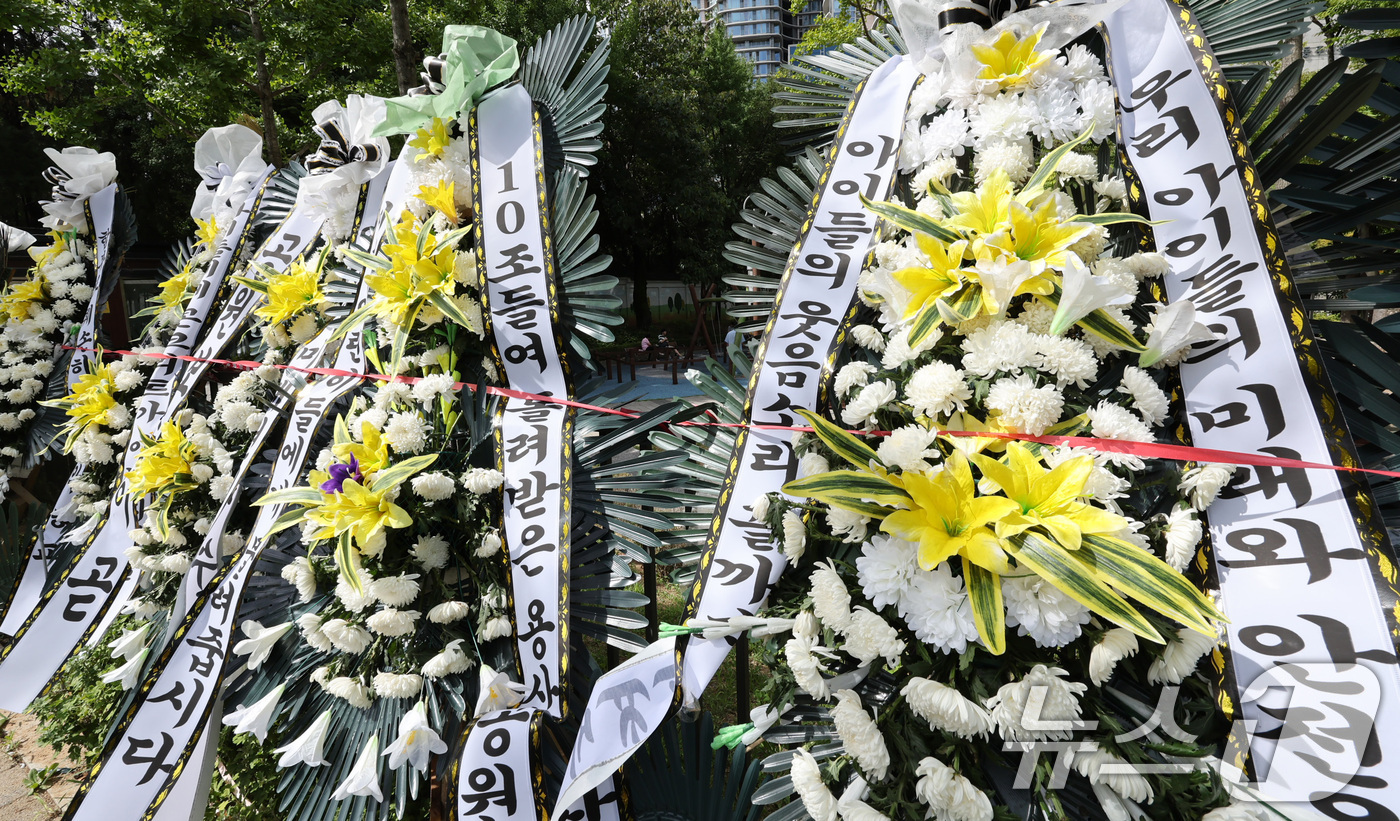 (서울=뉴스1) 박지혜 기자 = 9일 서울 용산구 용산어린이정원 입구에 정부의 용산공원 부지 주택 공급 검토에 반대하는 근조화환들이 줄지어 세워져 있다.용산구 주민 1000여 명으 …
