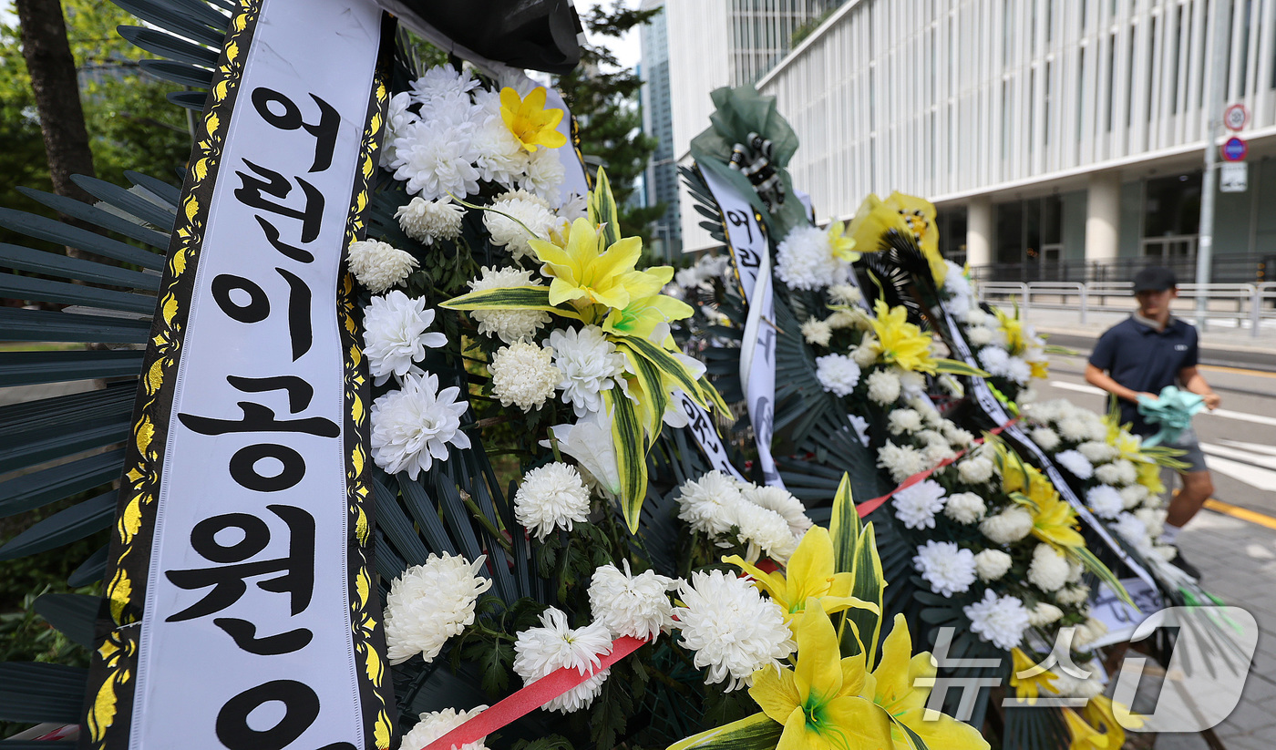(서울=뉴스1) 박지혜 기자 = 9일 서울 용산구 용산어린이정원 입구에 정부의 용산공원 부지 주택 공급 검토에 반대하는 근조화환들이 줄지어 세워져 있다.용산구 주민 1000여 명으 …