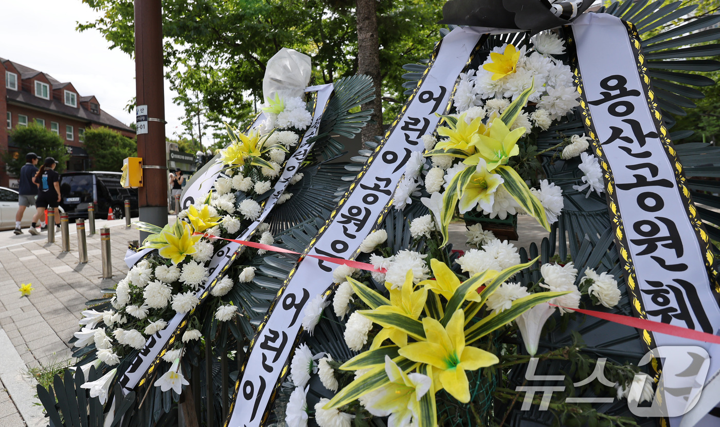 (서울=뉴스1) 박지혜 기자 = 9일 서울 용산구 용산어린이정원 입구에 정부의 용산공원 부지 주택 공급 검토에 반대하는 근조화환들이 줄지어 세워져 있다.용산구 주민 1000여 명으 …