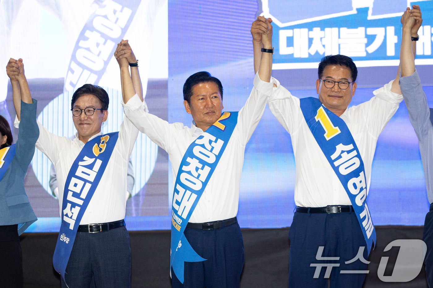(횡성=뉴스1) 유승관 기자 = 더불어민주당 김민석(왼쪽부터), 정청래, 송영길 당대표 후보가 9일 강원 횡성군 횡성국민체육센터에서 열린 더불어민주당 당대표 및 최고위원 선출을 위 …