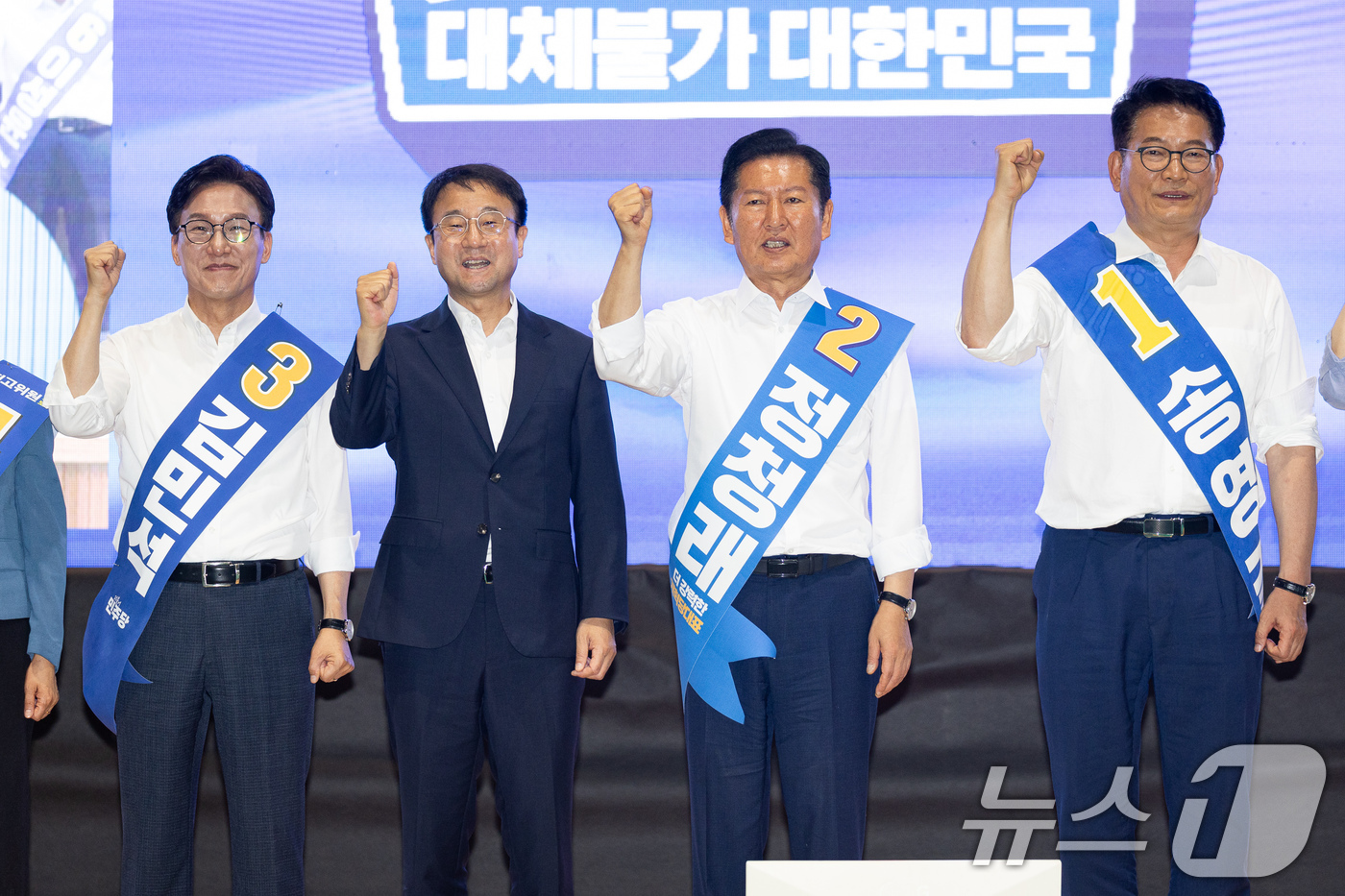 (횡성=뉴스1) 유승관 기자 = 한병도 더불어민주당 당대표 직무대행 겸 원내대표를 비롯한 당권주자들이 9일 강원 횡성군 횡성국민체육센터에서 열린 더불어민주당 당대표 및 최고위원 선 …