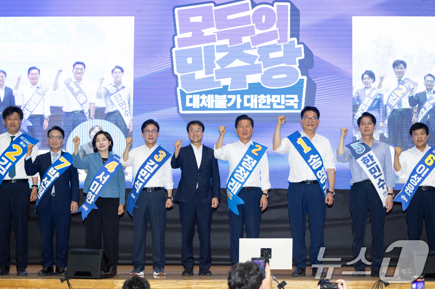 (횡성=뉴스1) 유승관 기자 = 한병도 더불어민주당 당대표 직무대행 겸 원내대표를 비롯한 당권주자들이 9일 강원 횡성군 횡성국민체육센터에서 열린 더불어민주당 당대표 및 최고위원 선 …