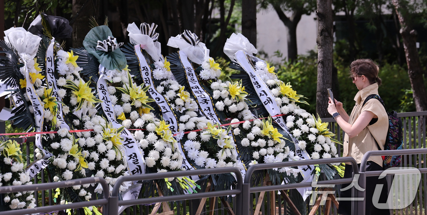 (서울=뉴스1) 박지혜 기자 = 9일 서울 용산구 용산어린이정원 입구에 정부의 용산공원 부지 주택 공급 검토에 반대하는 근조화환들이 줄지어 세워져 있다.용산구 주민 1000여 명으 …