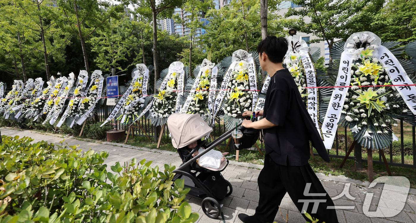 (서울=뉴스1) 박지혜 기자 = 9일 서울 용산구 용산어린이정원 입구에 정부의 용산공원 부지 주택 공급 검토에 반대하는 근조화환들이 줄지어 세워져 있다.용산구 주민 1000여 명으 …
