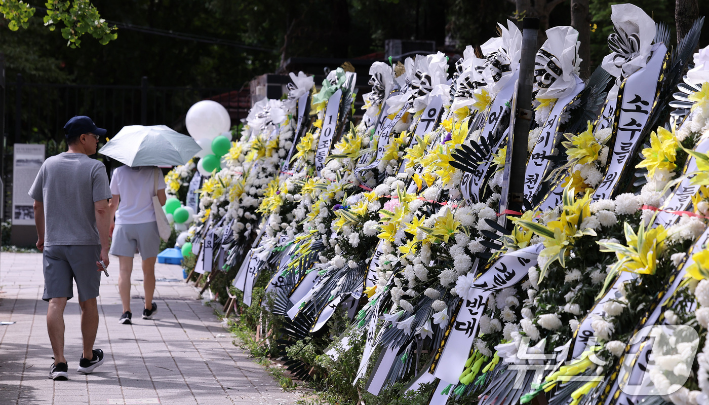 (서울=뉴스1) 박지혜 기자 = 9일 서울 용산구 용산어린이정원 입구에 정부의 용산공원 부지 주택 공급 검토에 반대하는 근조화환들이 줄지어 세워져 있다.용산구 주민 1000여 명으 …