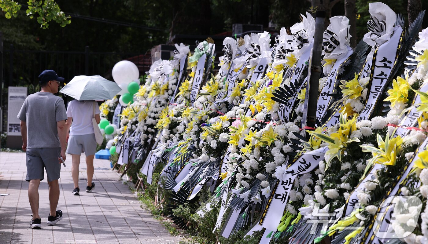 본문 이미지 - 서울 용산구 용산어린이정원 입구에 정부의 용산공원 부지 주택 공급 검토에 반대하는 근조화환들이 줄지어 세워져 있다.ⓒ 뉴스1 박지혜 기자
