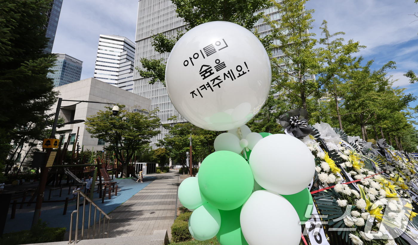 (서울=뉴스1) 박지혜 기자 = 9일 서울 용산구 용산어린이정원 입구에 정부의 용산공원 부지 주택 공급 검토에 반대하는 근조화환들이 줄지어 세워져 있다.용산구 주민 1000여 명으 …
