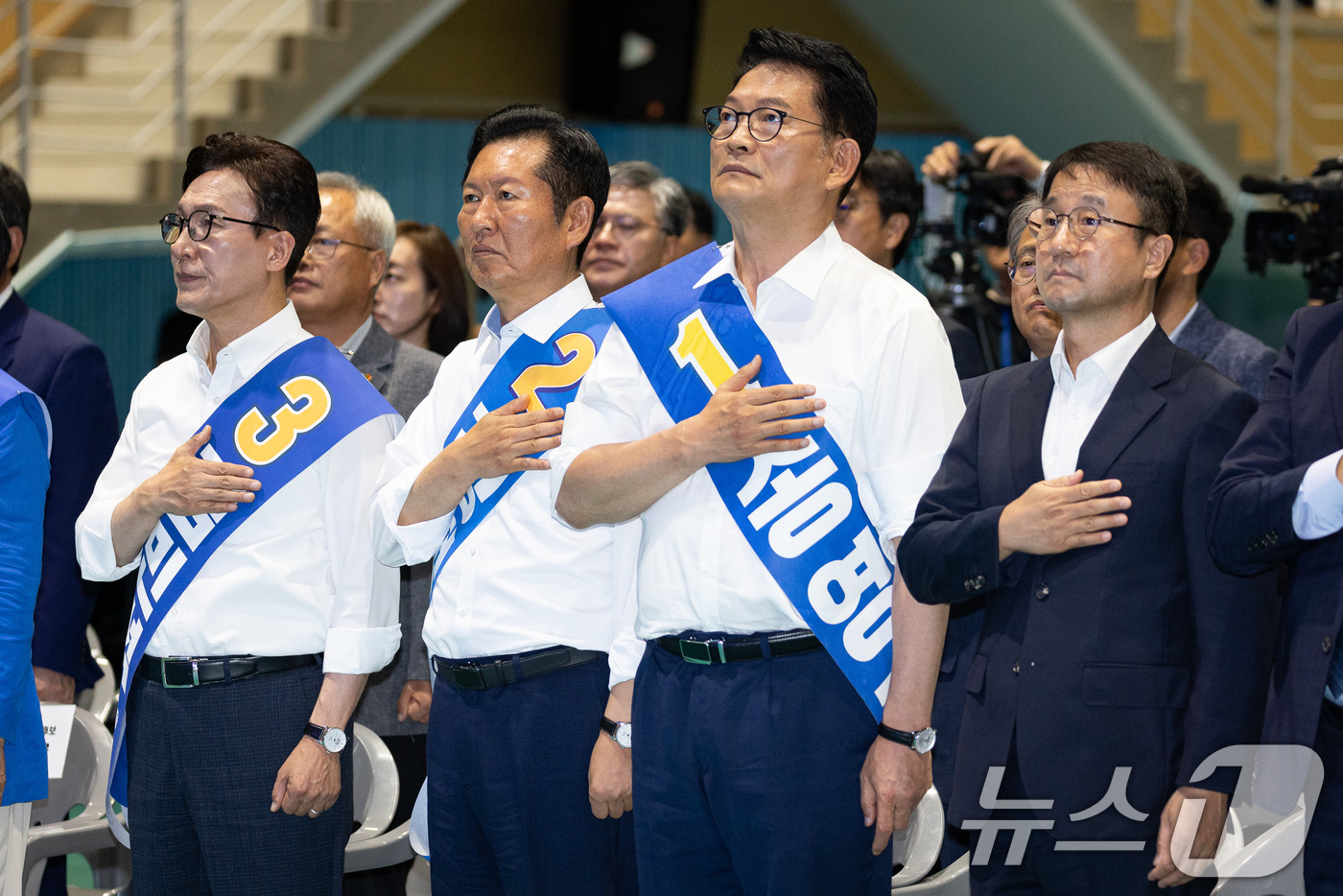 (횡성=뉴스1) 유승관 기자 = 더불어민주당 김민석(왼쪽부터), 정청래, 송영길 당대표 후보와 한병도 당대표 직무대행 겸 원내대표가 9일 강원 횡성군 횡성국민체육센터에서 열린 더불 …