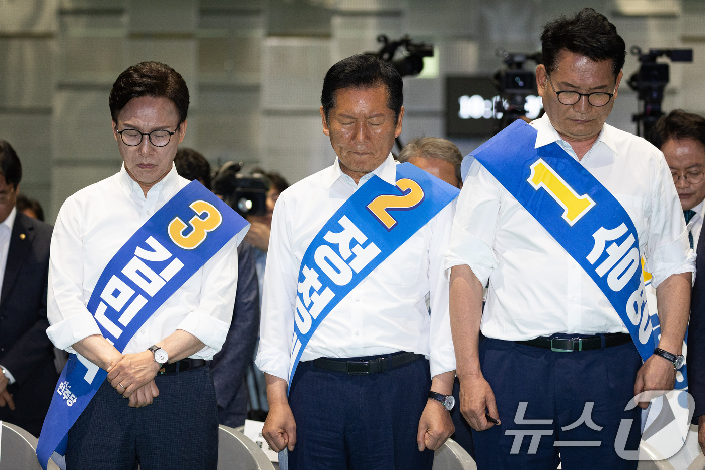(횡성=뉴스1) 유승관 기자 = 더불어민주당 김민석(왼쪽부터), 정청래, 송영길 당대표 후보가 9일 강원 횡성군 횡성국민체육센터에서 열린 더불어민주당 당대표 및 최고위원 선출을 위 …