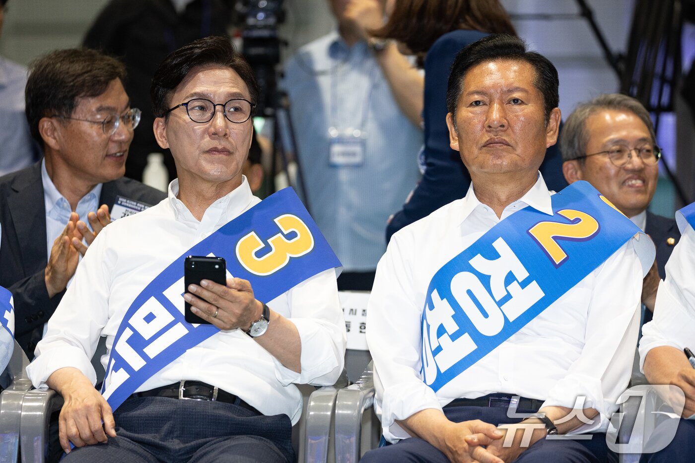 본문 이미지 - 더불어민주당 김민석(왼쪽), 정청래 당대표 후보가 9일 강원 횡성군 횡성국민체육센터에서 열린 더불어민주당 당대표 및 최고위원 선출을 위한 강원 순회경선 합동연설회에 자리하고 있다. 2026.8.9 ⓒ 뉴스1 유승관 기자