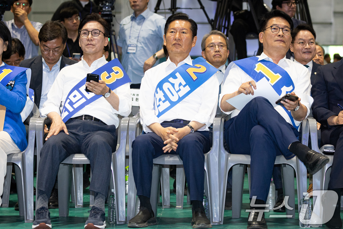 (횡성=뉴스1) 유승관 기자 = 더불어민주당 김민석(왼쪽부터), 정청래, 송영길 당대표 후보가 9일 강원 횡성군 횡성국민체육센터에서 열린 더불어민주당 당대표 및 최고위원 선출을 위 …