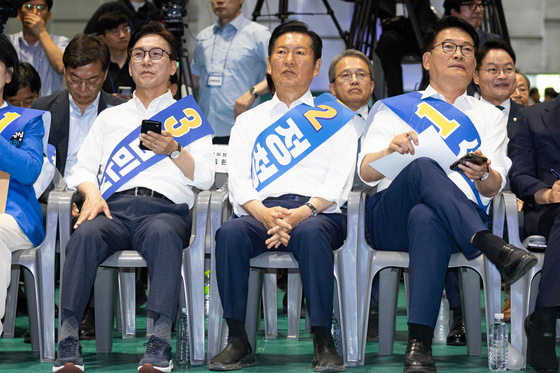 金 "말실수로 지역 뺏기는 일 없을 것"…鄭 "벌써 대표된양 당직 나눠줘"