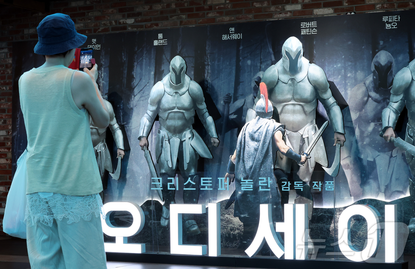 (서울=뉴스1) 김진환 기자 = 9일 서울 용산구의 한 영화관에서 관람객이 영화 ‘오디세이’ 홍보물을 스마트폰으로 촬영하고 있다.영화관 입장권 통합전산망에 따르면 5일 개봉한 크리 …