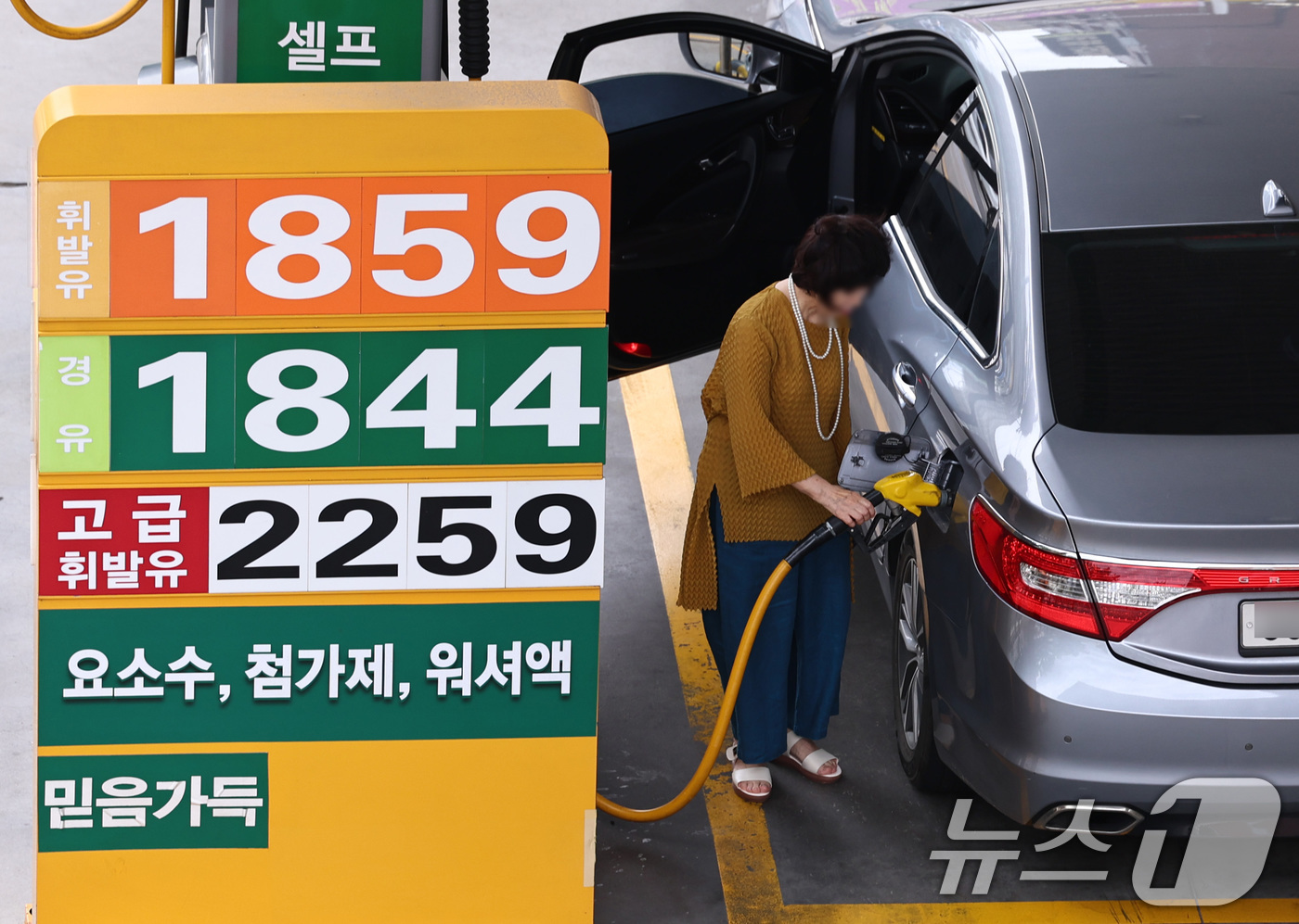 (서울=뉴스1) 구윤성 기자 = 9일 서울 시내의 한 주유소에서 운전자가 차량에 주유를 하고 있다.한국석유공사 유가정보시스템 오피넷에 따르면 8월 첫째 주(2~6일) 전국 주유소 …