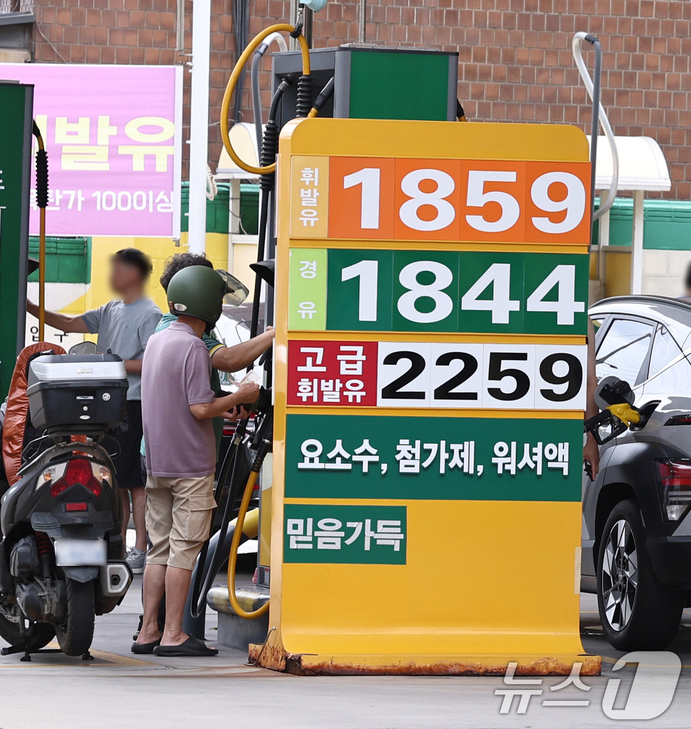 (서울=뉴스1) 구윤성 기자 = 9일 서울 시내의 한 주유소에서 운전자들이 차량에 주유를 하고 있다.한국석유공사 유가정보시스템 오피넷에 따르면 8월 첫째 주(2~6일) 전국 주유소 …