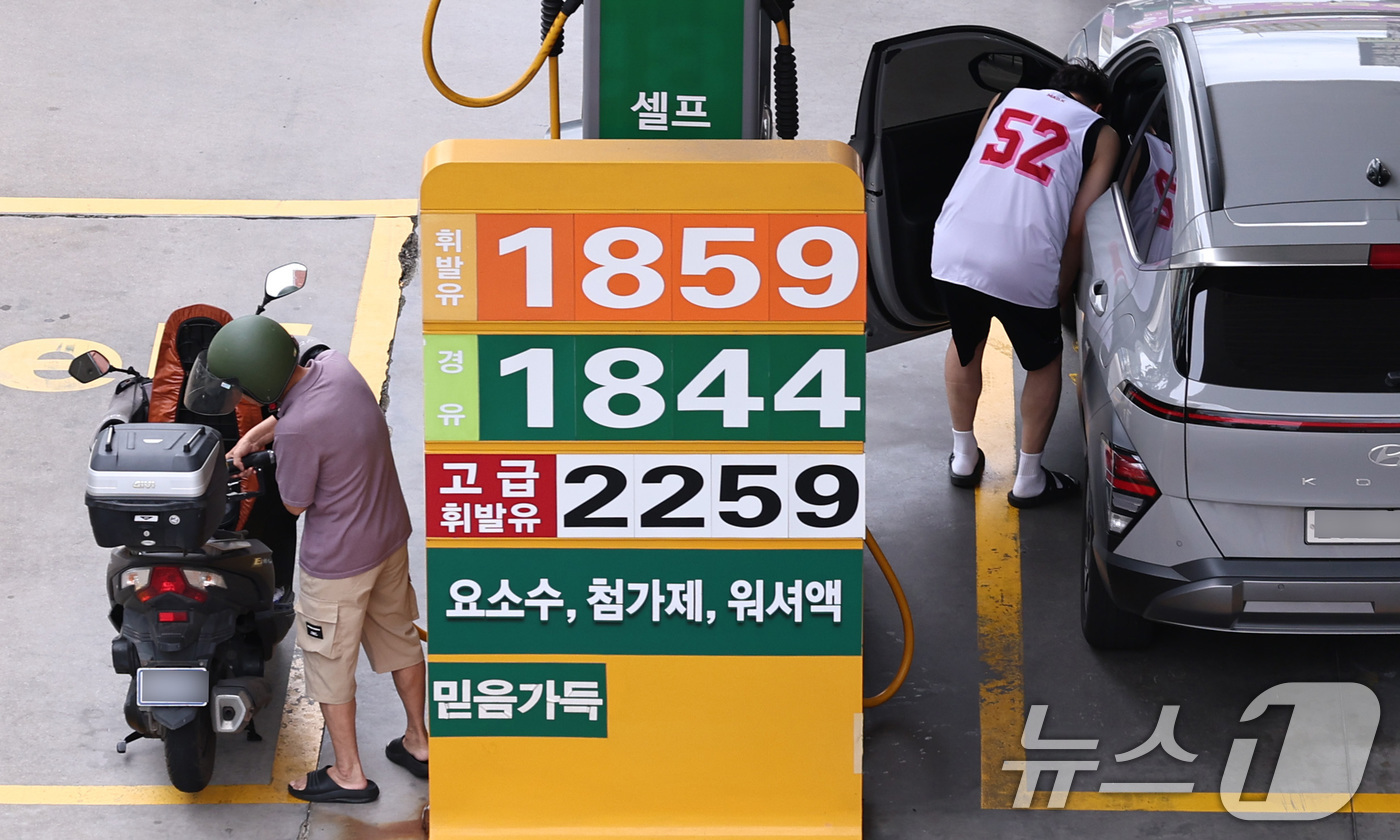 (서울=뉴스1) 구윤성 기자 = 9일 서울 시내의 한 주유소에서 운전자들이 차량에 주유를 하고 있다.한국석유공사 유가정보시스템 오피넷에 따르면 8월 첫째 주(2~6일) 전국 주유소 …