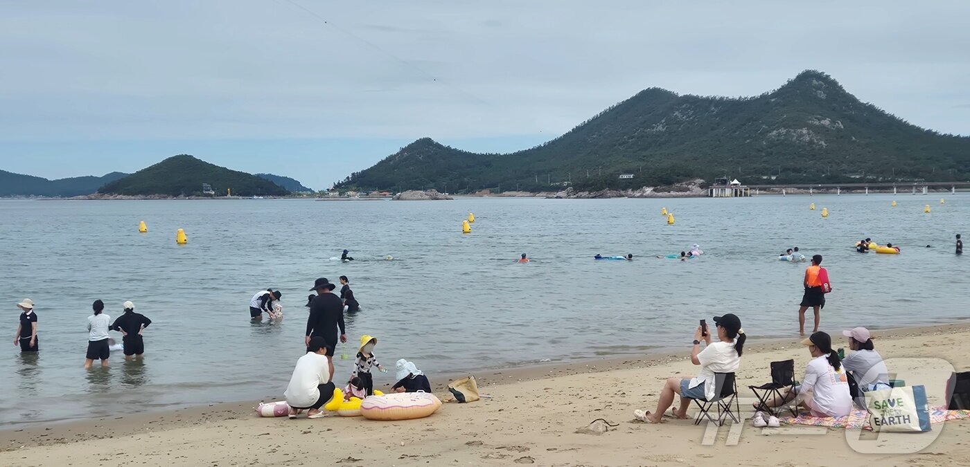 본문 이미지 - 9일 전북 군산시 선유도해수욕장에서 피서객들이 물놀이를 즐기고 있다.2026.8.9 ⓒ 뉴스1 강교현 기자