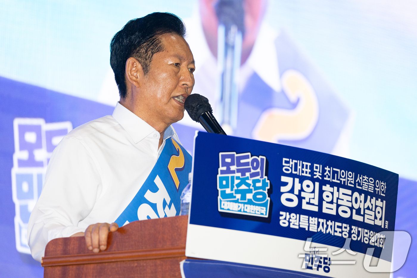 (횡성=뉴스1) 유승관 기자 = 정청래 더불어민주당 당대표 후보가 9일 강원 횡성군 횡성국민체육센터에서 열린 더불어민주당 당대표 및 최고위원 선출을 위한 강원 순회경선 합동연설회에 …