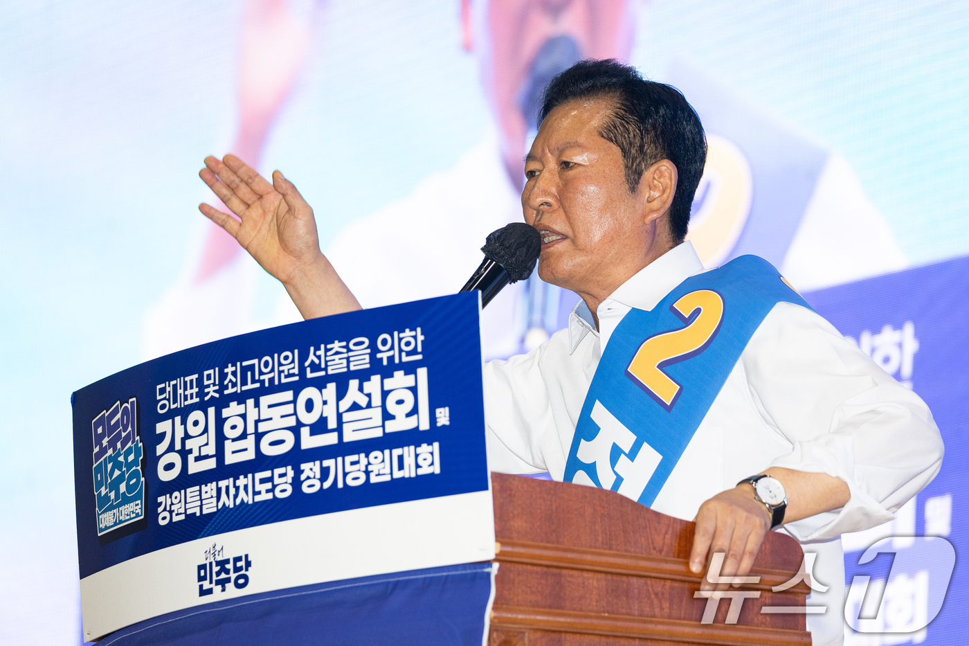 (횡성=뉴스1) 유승관 기자 = 정청래 더불어민주당 당대표 후보가 9일 강원 횡성군 횡성국민체육센터에서 열린 더불어민주당 당대표 및 최고위원 선출을 위한 강원 순회경선 합동연설회에 …