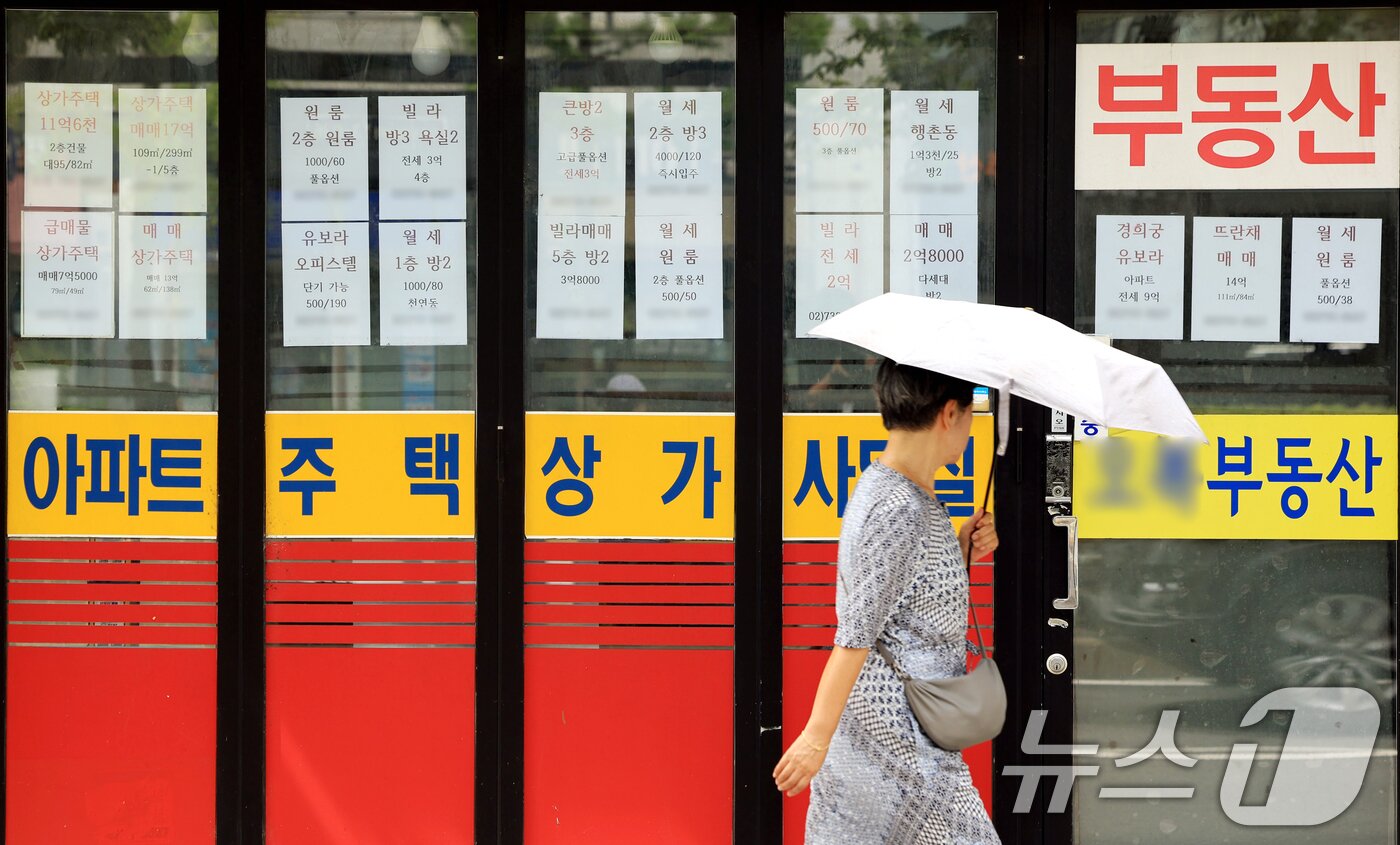 본문 이미지 - 정부가 초고가주택과 비거주 1주택자를 중심으로 부동산 세 부담을 강화하겠다고 예고하면서 서울 임대차 시장의 불안감이 커지고 있다. 비거주 1주택자들이 세 부담을 줄이기 위해 직접 거주를 선택할 경우 기존 세입자들의 퇴거 요구가 늘어날 수 있다는 우려가 나오기 때문이다. 사진은 9일 서울 시내 한 부동산에 매물 정보가 게시되어 있는 모습. ⓒ 뉴스1 이호윤 기자