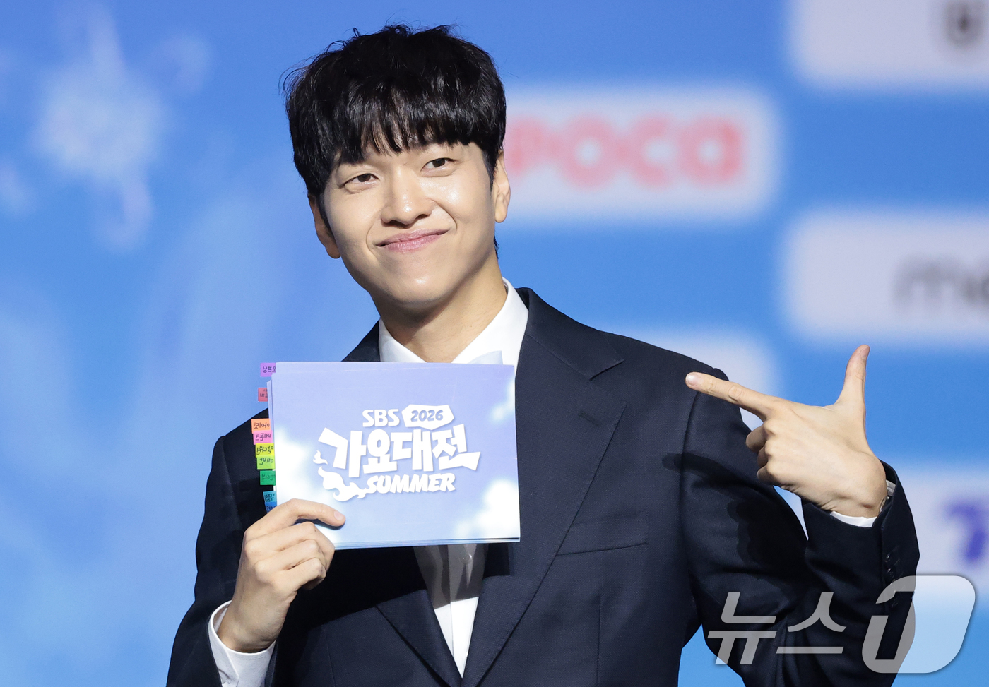 (고양=뉴스1) 권현진 기자 = 방송인 유재필이 9일 경기도 고양시 일산 킨텍스에서 열린 ‘2026 SBS 가요대전 Summer’ 블루카펫 행사에 참석해 포즈를 취하고 있다. 20 …
