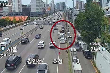 경인고속도로서 4중 추돌…4명 병원 이송