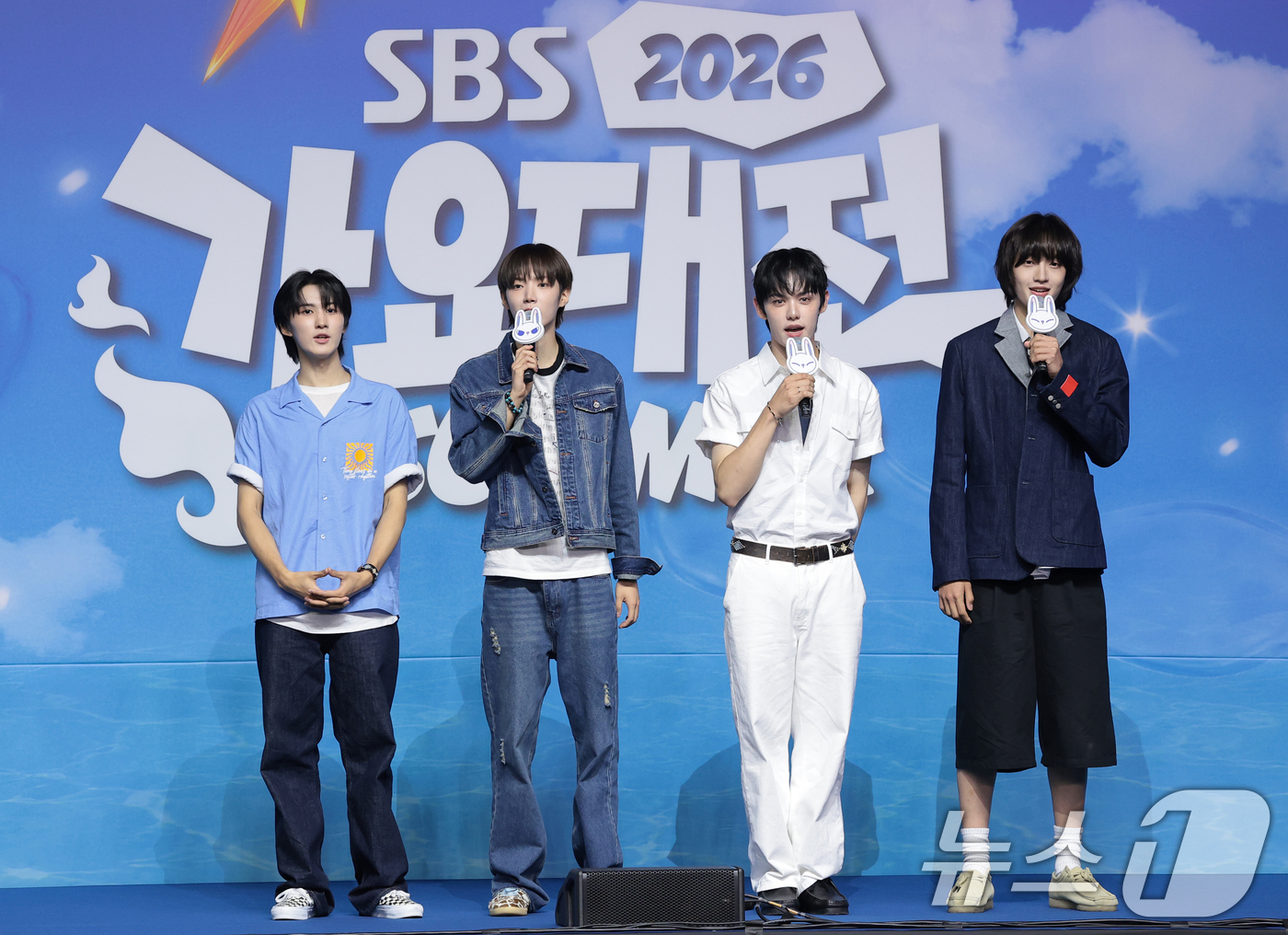 (고양=뉴스1) 권현진 기자 = 에이엠피가 9일 경기도 고양시 일산 킨텍스에서 열린 ‘2026 SBS 가요대전 Summer’ 블루카펫 행사에 참석해 인사를 하고 있다. 2026.8 …