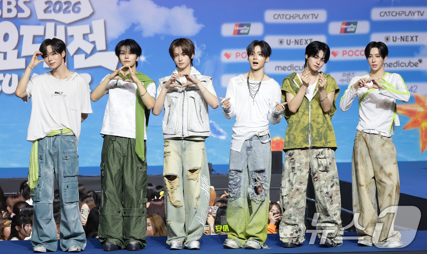 (고양=뉴스1) 권현진 기자 = 알파드라이브원이 9일 경기도 고양시 일산 킨텍스에서 열린 ‘2026 SBS 가요대전 Summer’ 블루카펫 행사에 참석해 포즈를 취하고 있다. 20 …