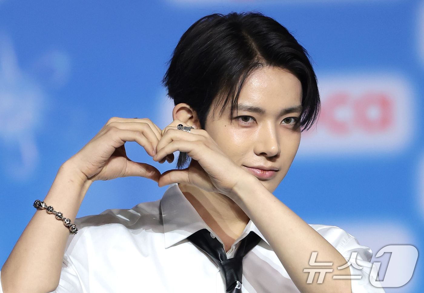 (고양=뉴스1) 권현진 기자 = 가수 에반이 9일 경기도 고양시 일산 킨텍스에서 열린 ‘2026 SBS 가요대전 Summer’ 블루카펫 행사에 참석해 포즈를 취하고 있다. 2026 …