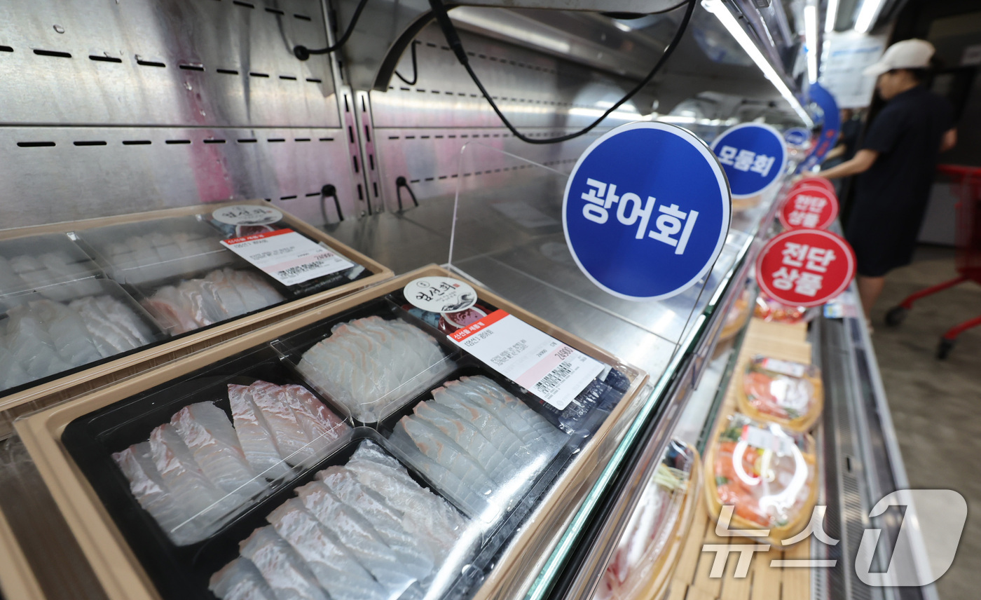 (서울=뉴스1) 박지혜 기자 = 연일 이어진 폭염으로 바다 수온이 오르면서 광어 가격이 상승한 9일 서울의 한 대형마트 수산물 코너에 광어회가 진열돼 있다.수협노량진 주간수산물동향 …