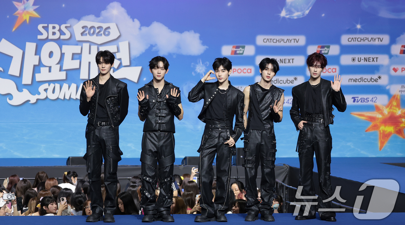 (고양=뉴스1) 권현진 기자 = 앤더블이 9일 경기도 고양시 일산 킨텍스에서 열린 ‘2026 SBS 가요대전 Summer’ 블루카펫 행사에 참석해 포즈를 취하고 있다. 2026.8 …