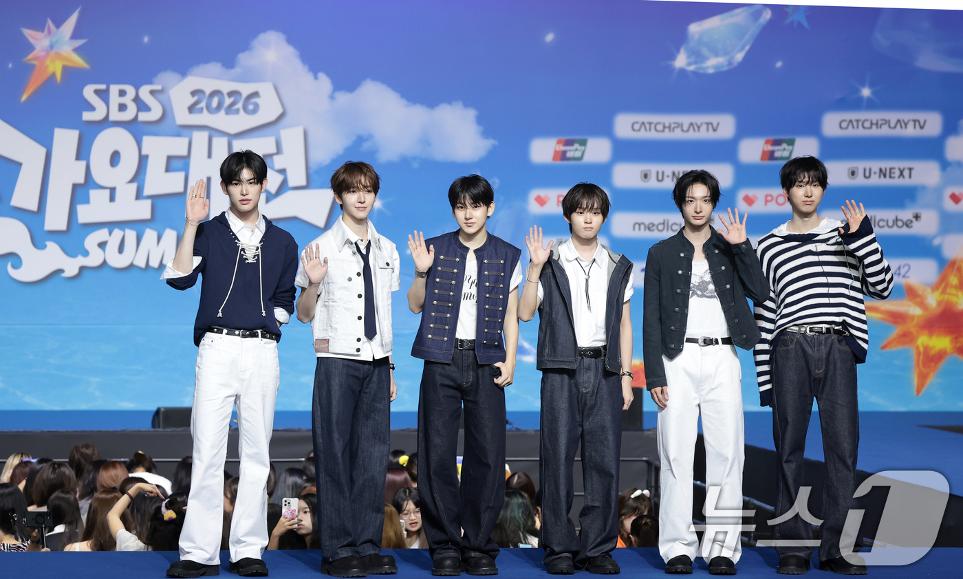 (고양=뉴스1) 권현진 기자 = 킥플립이 9일 경기도 고양시 일산 킨텍스에서 열린 ‘2026 SBS 가요대전 Summer’ 블루카펫 행사에 참석해 포즈를 취하고 있다. 2026.8 …