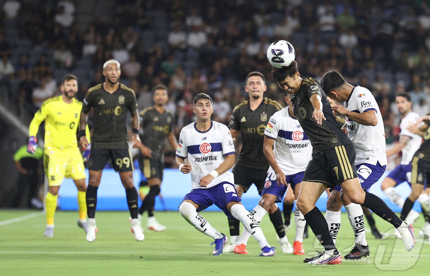 본문 이미지 - 집중 마크를 당한 손흥민ⓒ AFP=뉴스1