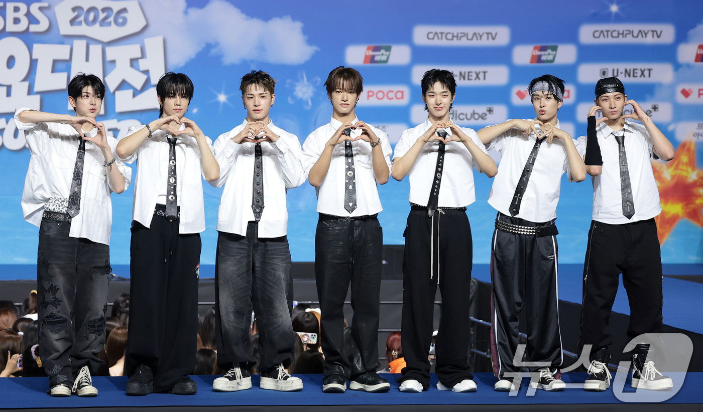 (고양=뉴스1) 권현진 기자 = 넥스지가 9일 경기도 고양시 일산 킨텍스에서 열린 ‘2026 SBS 가요대전 Summer’ 블루카펫 행사에 참석해 포즈를 취하고 있다. 2026.8 …
