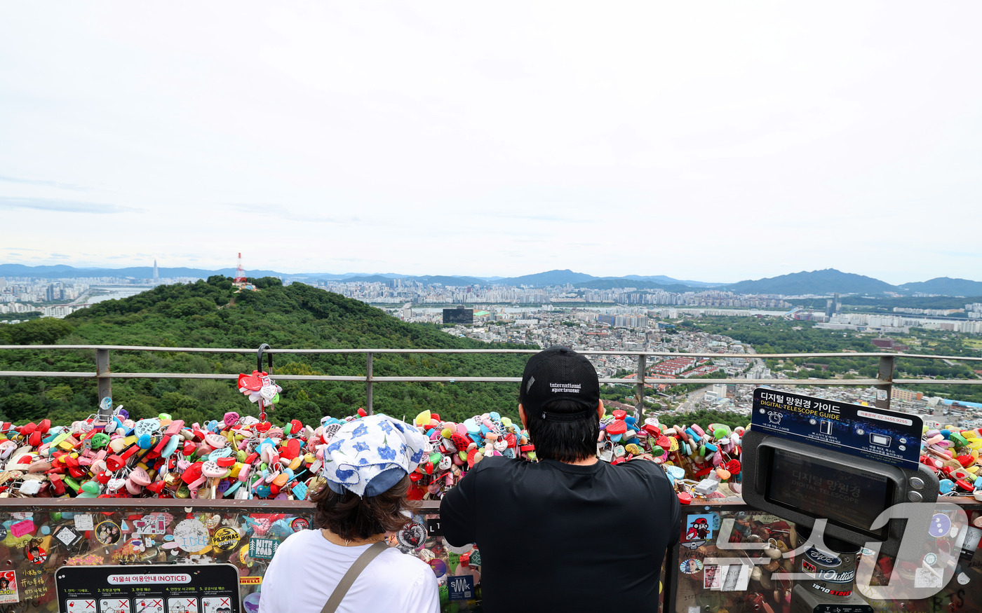 (서울=뉴스1) 박세연 기자 = 서울 최고기온이 33도를 보이며 30도 후반까지 오르던 극한폭염이 주춤한 9일 오후 서울 남산에서 바라본 하늘에 구름이 끼어 흐린 모습을 보이고 있 …