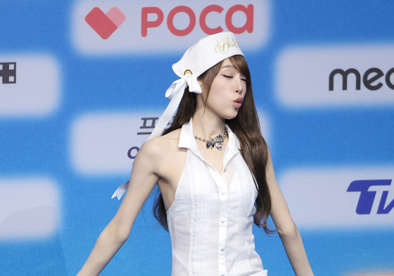 최예나, 팬심 캐치캐치 하며 런웨이