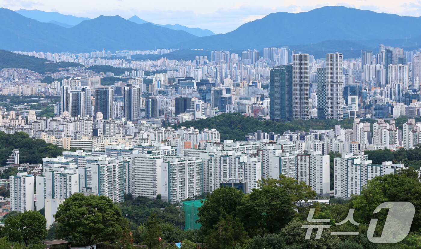 본문 이미지 - 서울 남산에서 바라본 아파트 단지. 2026.8.9 ⓒ 뉴스1 박세연 기자