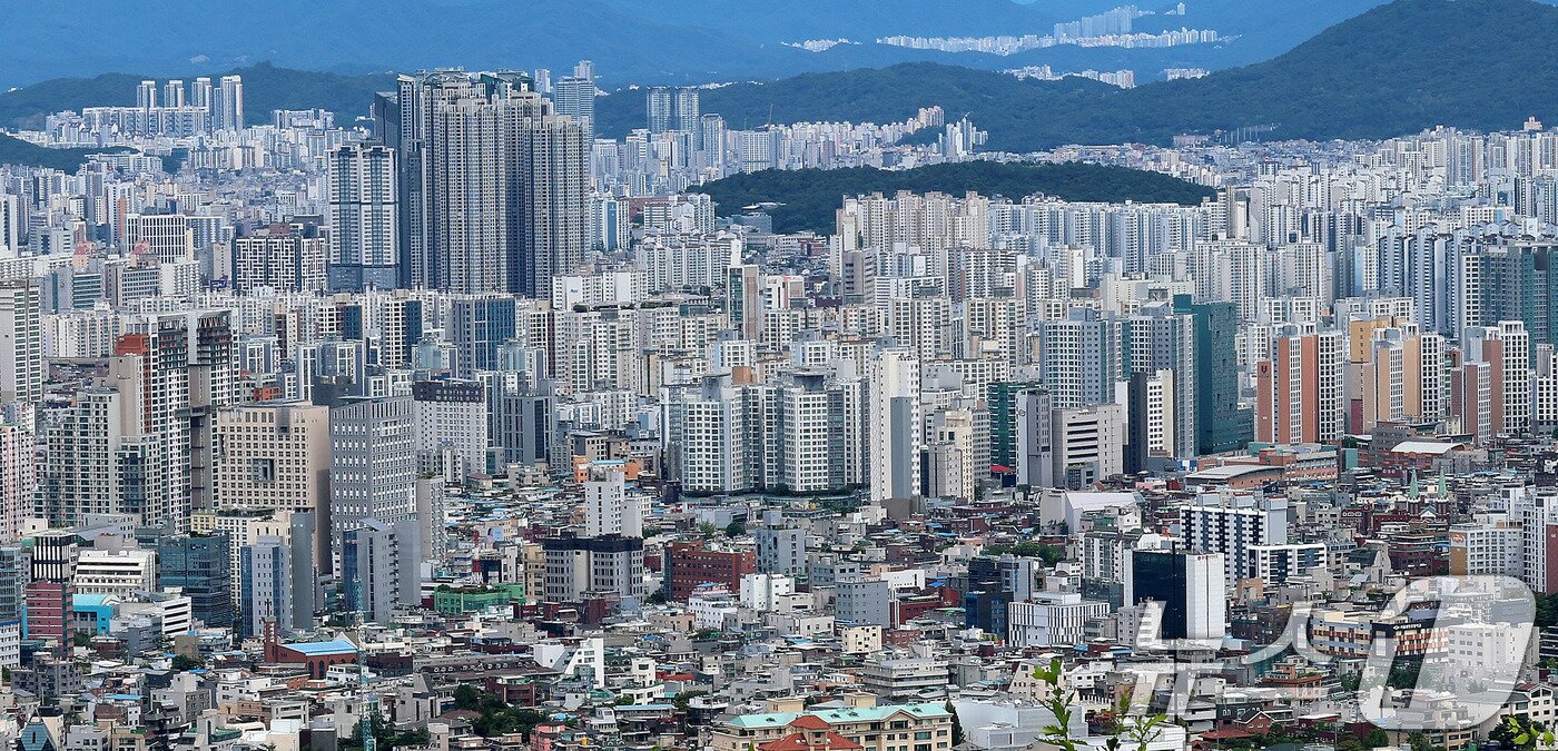 본문 이미지 - 서울 남산에서 바라본 아파트 단지. 2026.8.9 ⓒ 뉴스1 박세연 기자