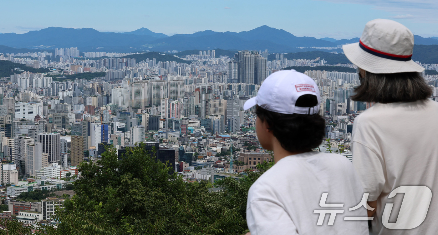 (서울=뉴스1) 박세연 기자 = 9일 정치권에 따르면 정부는 지난 7일 열린 2차 부동산 정책 점검회의를 끝으로 최종안을 다듬으며 다음 주 대책 발표를 준비하고 있다. 이재명 대통 …