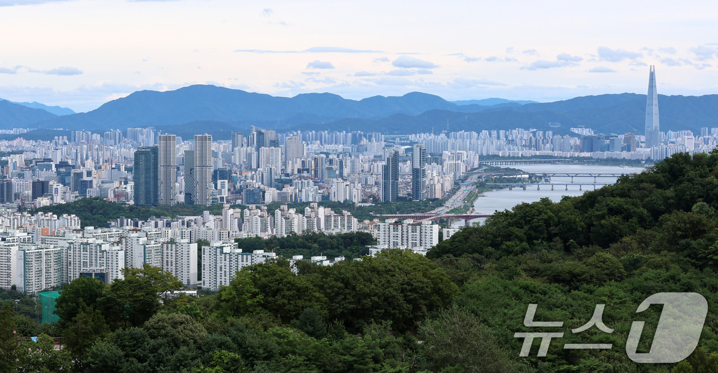 (서울=뉴스1) 박세연 기자 = 9일 정치권에 따르면 정부는 지난 7일 열린 2차 부동산 정책 점검회의를 끝으로 최종안을 다듬으며 다음 주 대책 발표를 준비하고 있다. 이재명 대통 …