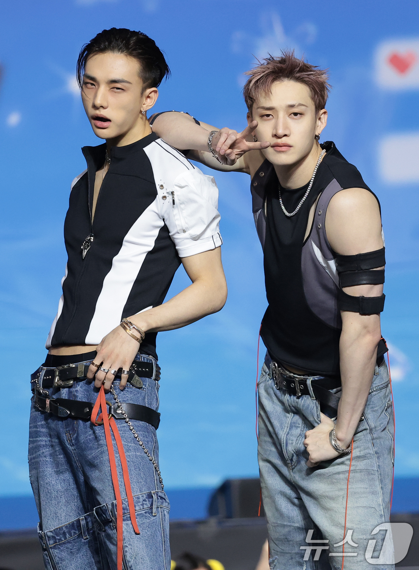 (고양=뉴스1) 권현진 기자 = 스트레이 키즈 현진과 방찬(오른쪽)이 9일 경기도 고양시 일산 킨텍스에서 열린 ‘2026 SBS 가요대전 Summer’ 블루카펫 행사에 참석하고 있 …