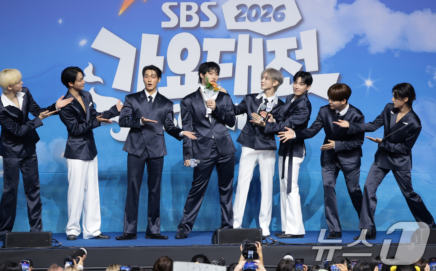 (고양=뉴스1) 권현진 기자 = 에이티즈 민기가 9일 경기도 고양시 일산 킨텍스에서 열린 ‘2026 SBS 가요대전 Summer’ 블루카펫 행사에 참석해 생일 축하를 받고 있다. …