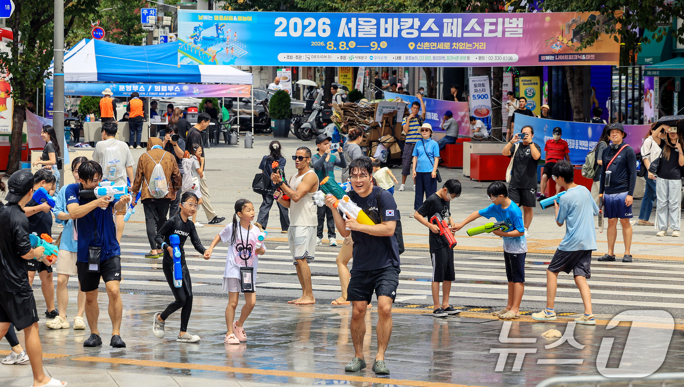(서울=뉴스1) 이호윤 기자 = 9일 서울 서대문구 신촌 연세로 일대에서 열린 '2026 서울 바캉스 페스티벌'을 찾은 시민들이 물총을 쏘며 더위를 식히고 있다. 2026.8.9/ …