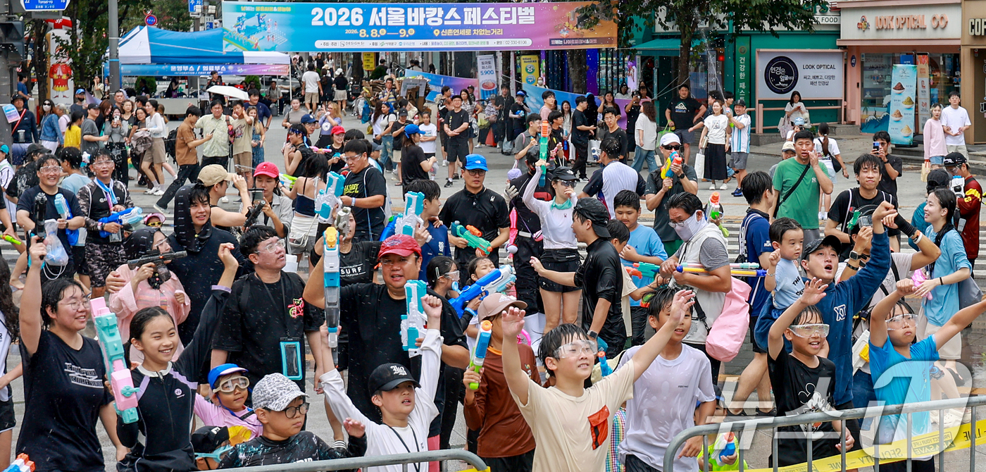 (서울=뉴스1) 이호윤 기자 = 9일 서울 서대문구 신촌 연세로 일대에서 열린 '2026 서울 바캉스 페스티벌'을 찾은 시민들이 공연을 즐기고 있다. 2026.8.9/뉴스1